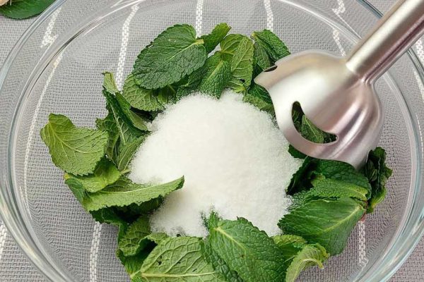 Мой муж крутил пальцем у виска, пока я взбивала мяту с сахаром, но после был поражен