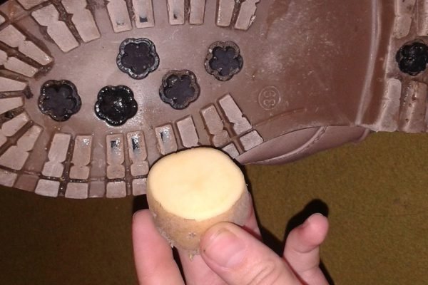 Натри подошву зимней обуви этим средством, чтобы больше не скользить в гололед