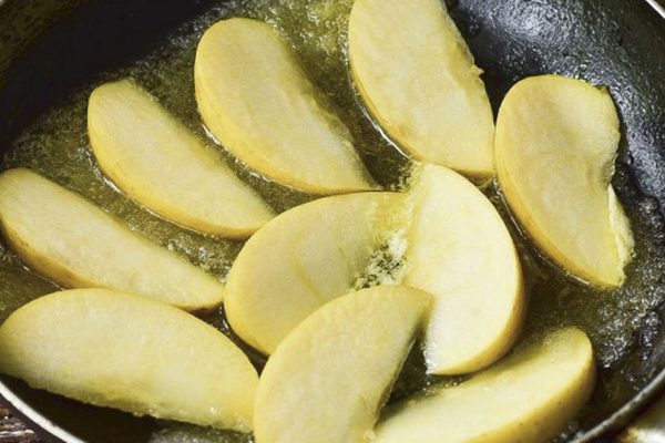 Немецкий яблочный блин, которым можно накормить голодного супруга и утром, и вечером