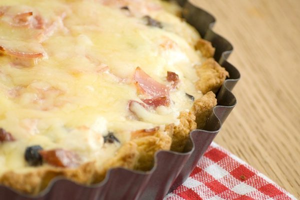 quiche with ham cheese salami muchrooms beans eggs in a tray