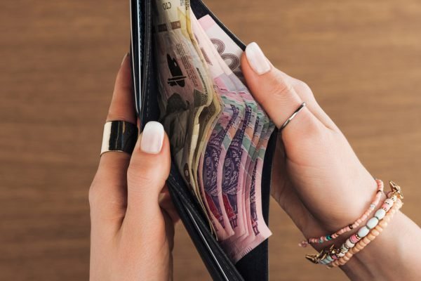 Сестра позвонила и снова начала плакаться, что детей нечем кормить, в этот раз денег ей не дам