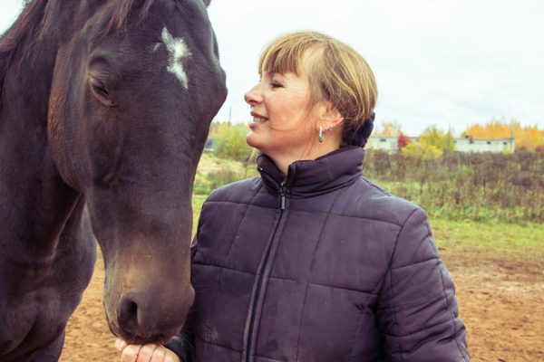 Обманув свою деревенскую жену, муж выставил ее из дома, но расплата не заставила себя ждать