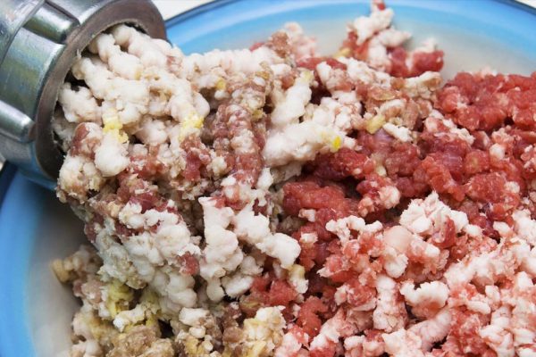 В советской мясорубке перекручиваю сало, чтобы накормить мужа закуской из дорогого ресторана