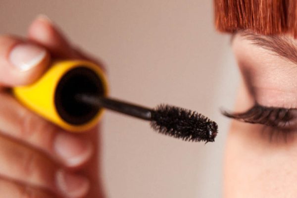 Почему мы считаем, что без накрашенных или нарощенных ресниц нельзя достичь красоты