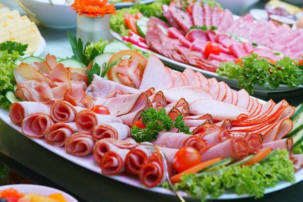 Как оформить нарезку для праздничного стола: идеи для особых случаев!