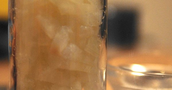 Как бы тебе ни хотелось плакать, глядя на лук, но он — действительно эффективное лекарство!