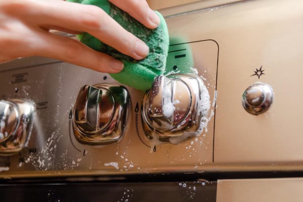 Ручки плиты сияют уже через 5 минут, снимать не нужно, надо лишь обзавестись чудодейственными каплями