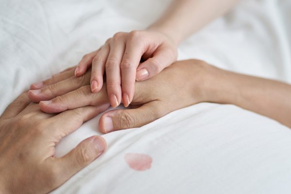 Мне пришлось срочно приехать домой, потому что маме стало хуже, а дочка отказалась помогать бабушке