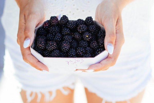 Фирменный рецепт моей мамы, напиток из ежевики и сахара для требовательных гостей