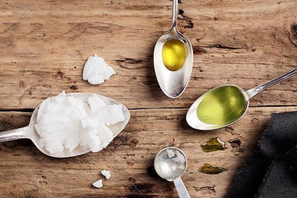 Она разбавила кефир горячей водой и нанесла эту смесь на волосы. Результат поражает!