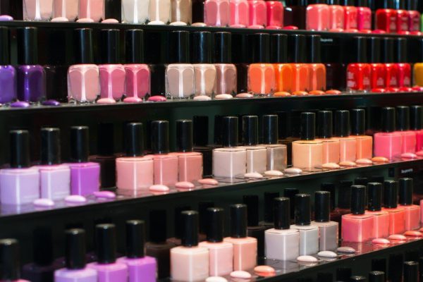 Стоит ли отказываться от цветного лака для ногтей