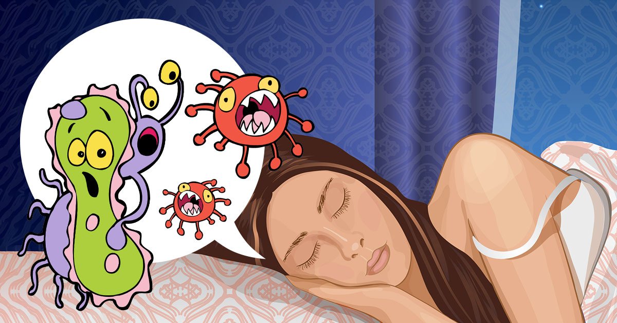 осознанные сны. девушка спит в пижаме. если человек снится третью ночь подряд. снится один и тот же кошмар. человек просыпается.