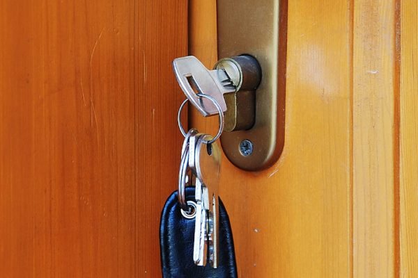 Не повторяй мои ошибки и не оставляй ключ в замке на ночь, это подарок для грабителей