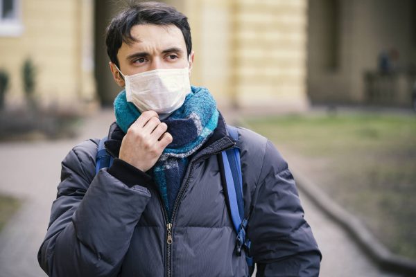 Почему важно не трогать лицо руками и как себя отучить прикасаться к лицу