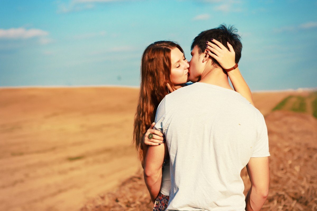 Пара целуется в поле
