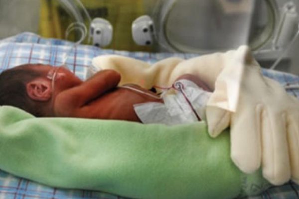 Необходим всем мамам и бабушкам, а особенно папам: хитрый трюк для укрощения младенца