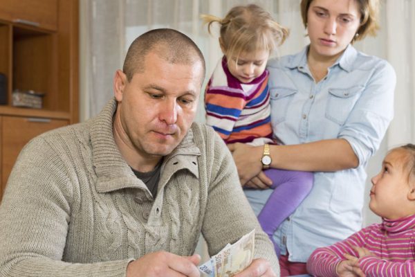 Чем выгодна постоянная нехватка денег тем, кто на нее жалуется