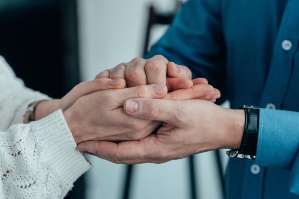 Никогда не бери это из рук человека, даже если кто-то близкий передает, так подбрасывают болезни и воруют удачу