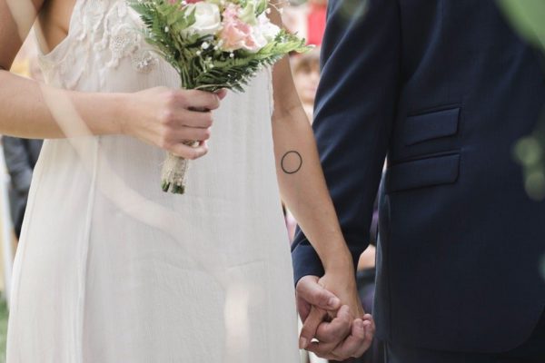 Гости и мать жениха смеялись над некрасивой невестой, но их ожидал сюрприз