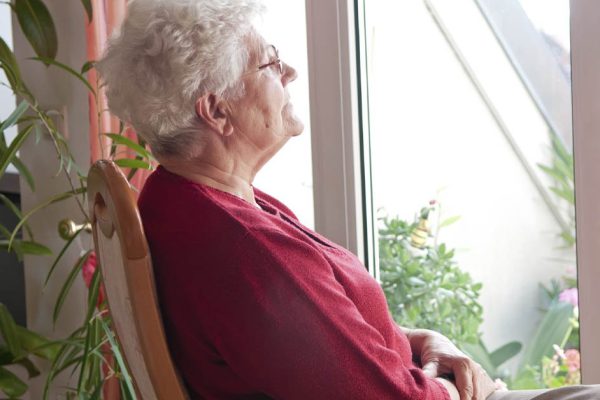 Подарила невестке красивое платье, а она повесила его на мусорный бак