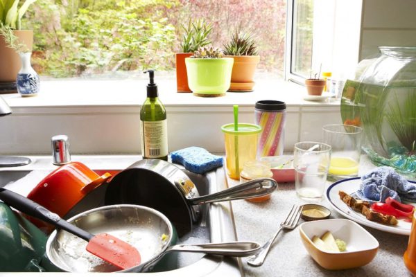 10 нелюбимых дел по дому: выбери подходящее и узнай больше о своем характере!