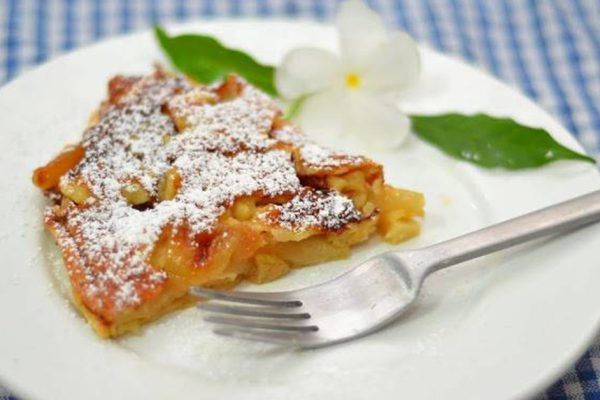 Нежный десерт с хрустящей корочкой — немецкий яблочный панкейк.