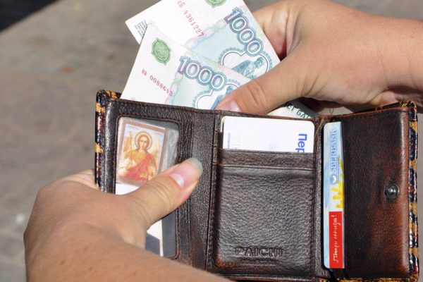 Мудрая мать одалживает у детей деньги после зарплаты, а в конце месяца возвращает им