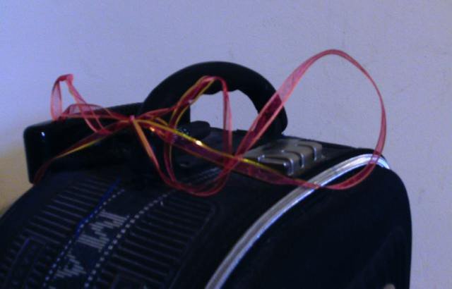 лента на чемодане