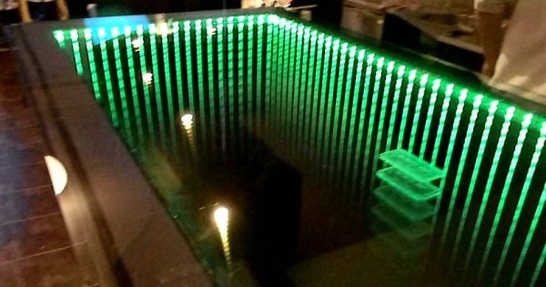 Он просто взял зеркало и светодиодную ленту. То, что получилось, привело всех в восторг!