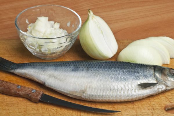 Повар на пенсии готовит пряный салат из сельди, что заткнет за пояс обычную «Шубу»