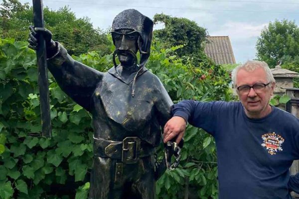 В Киевской области местный кузнец перековал осколок вражеского «Искандера» в парковую скульптуру