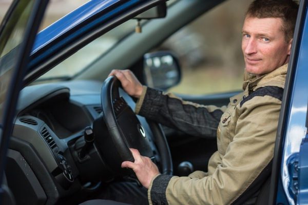 Мужчина явно не понимал, кто перед ним, а несчастная сразу узнала пропавшего без вести мужа