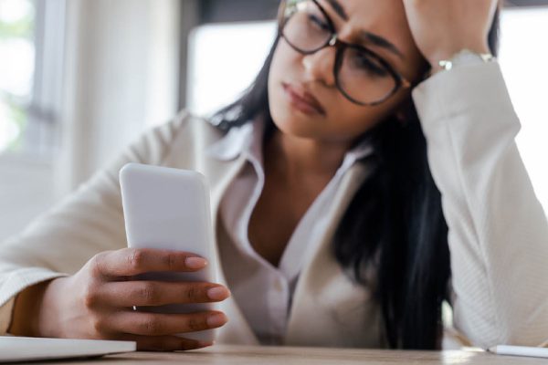 Старшая сестра перестала отвечать на мои звонки, ее будто подменили, а я не знаю, как поступить