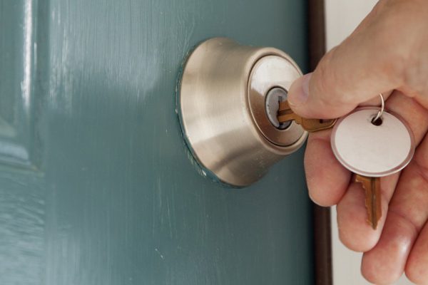 В тот же день я сменила замки, чтобы муж не смог попасть в квартиру, к счастью, он не был прописан у меня