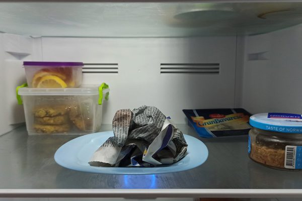 Для чего держать мокрую газету в холодильнике