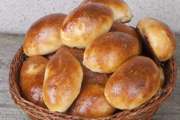 Из детства я мало что помню, но очень бережно храню воспоминание о том дне, когда мама взялась печь пирожки, чтобы мы смогли выкарабкаться