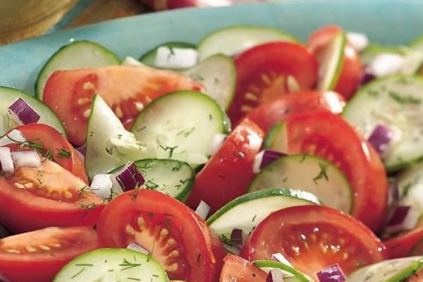 Вот почему нельзя есть помидоры и огурцы в одном салате!
