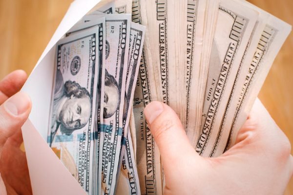 Под конец вечера я решила поблагодарить свекровь за угощения, так я случайно увидела, как она дает деньги своей дочери