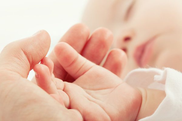 Отважная бабушка решилась стать мамой своей внучки, тысячи поздравлений со всего мира летят к прекрасной женщине