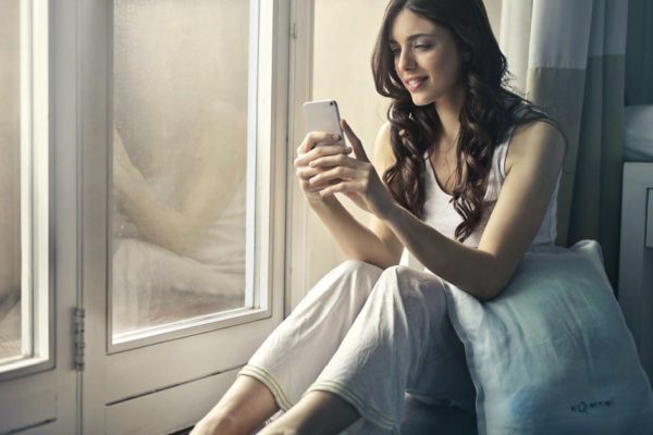 Жених накануне свадьбы решил отправить невесте СМС от имени бывшего, ответ девушки заставил его побриться налысо от избытка чувств