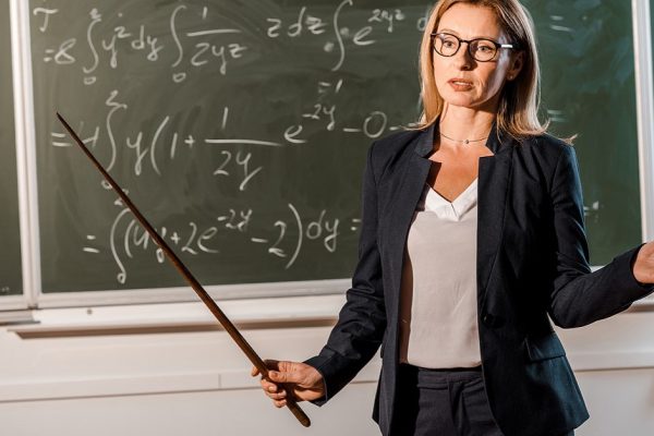 Беспардонная дама взялась пересаживать мой цветок прямо в учительской, но я нашла на нее управу