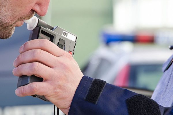 Подсказка для водителей: вот когда можно садиться за руль после застолья.