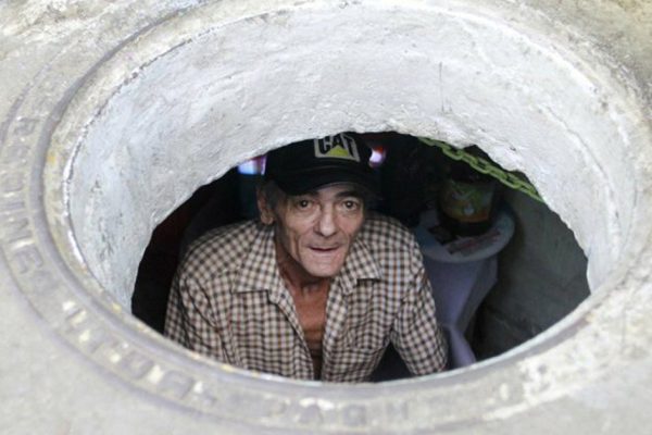 Почему семья, которая живет в канализации 25 лет, не хочет ничего менять