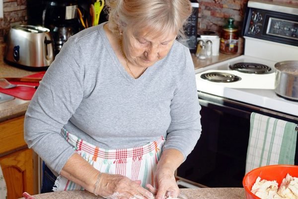 Заметила секундное замешательство в глазах невестки, но склонила ее к совместной готовке