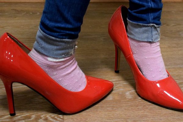 С детсадовского возраста учу дочь, как ходить на каблуках, чтобы ноги не уставали