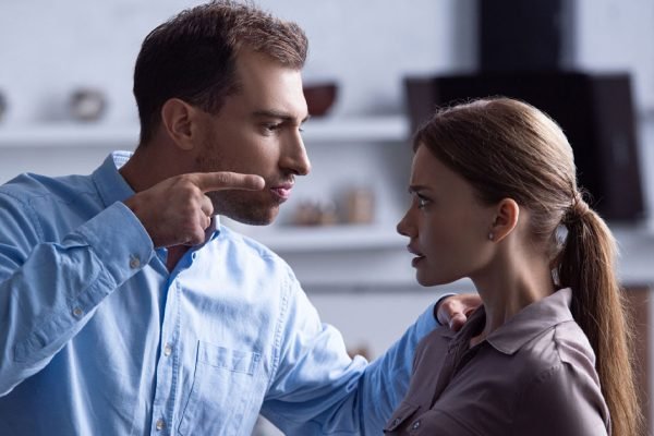 Собираясь на корпоратив без меня, муж злился и кричал, что у всех жёны нормальные, только я у него такая