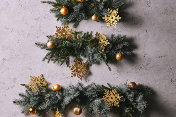 Подборка идей оригинальных елок из елочных игрушек