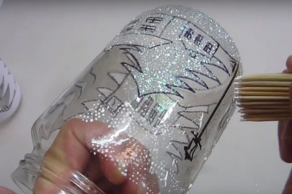 Собрала зубочистки в пучок и макнула их в краску… Результат — восхитительное украшение.