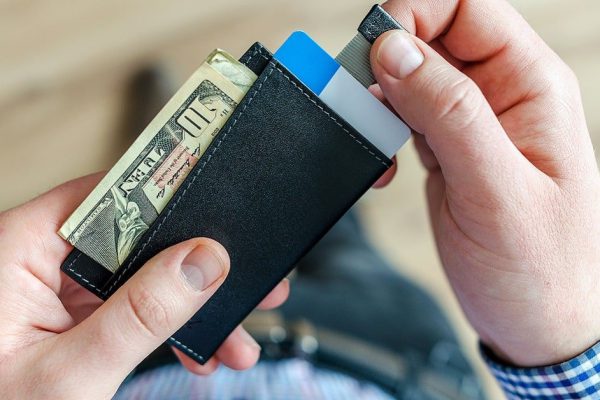 Чтобы денег на карте хватало весь 2022 год, в новогоднюю ночь обязательно помести приманку счастья в кошелек