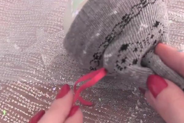 Мы украшали елку, и тут сестра принесла носок! Я был крайне удивлен…